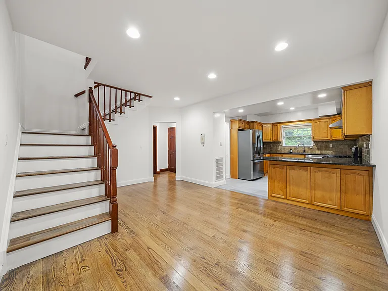 385 Livingston St — Photo 9