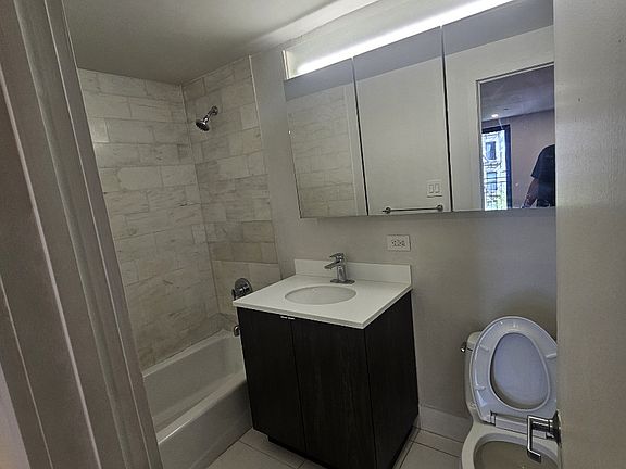 4th image of 516 E 6th St APT 5a