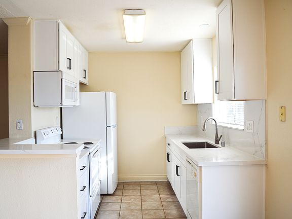 3rd image of 620 E Lexington Ave E #19