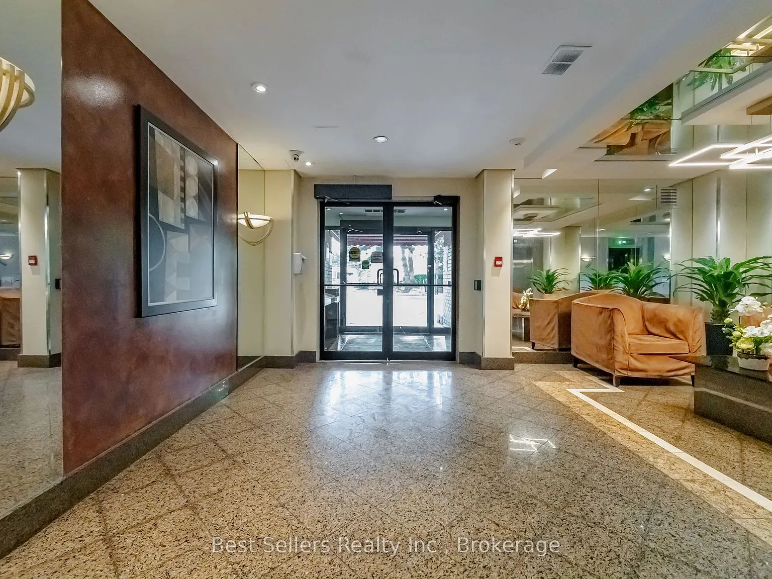 Courtney Club Condominium — Photo 3