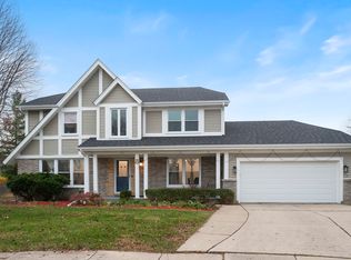 8 Hampton Ct, Mundelein, IL 60060