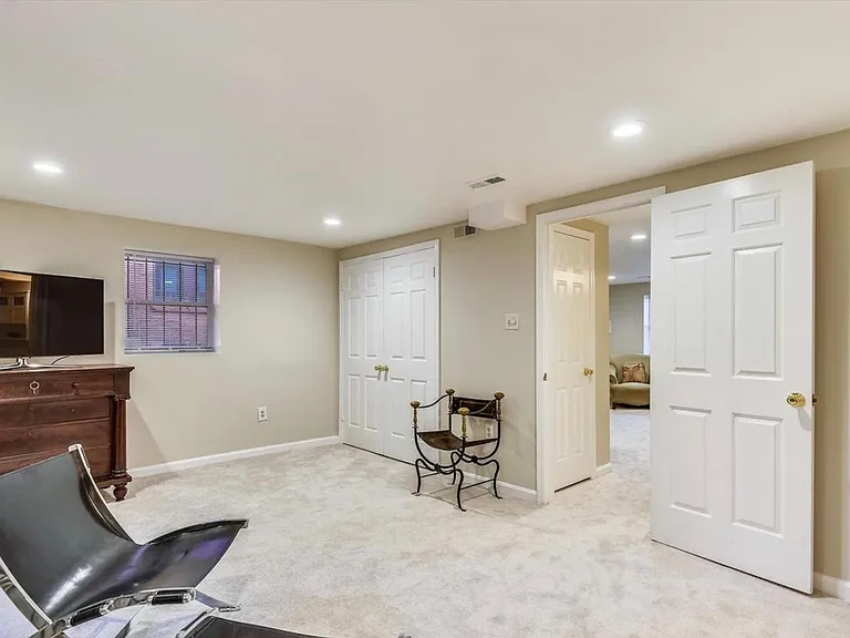 1342 Corcoran St NW #B — Photo 9
