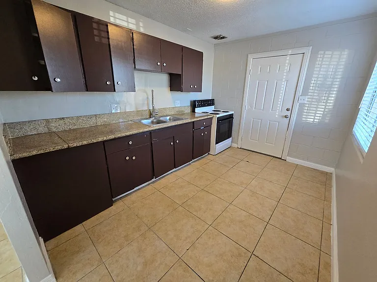2539 N Carroll St — Photo 6