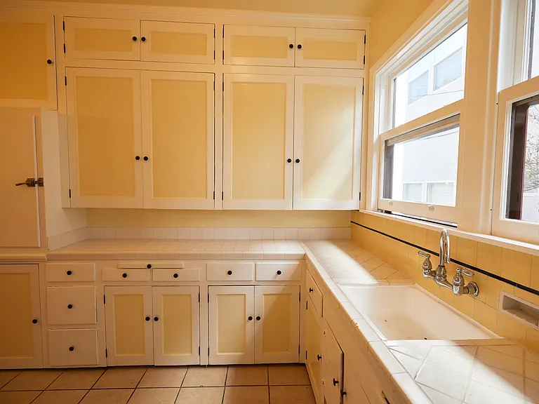 337 N Heliotrope Dr — Photo 9