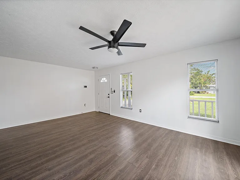 2619 Robinson Ave — Photo 2