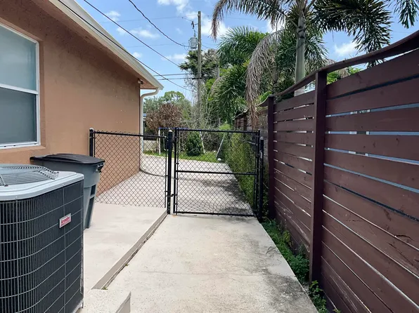 315 SW Dwight Ave, Port Saint Lucie, FL 34983