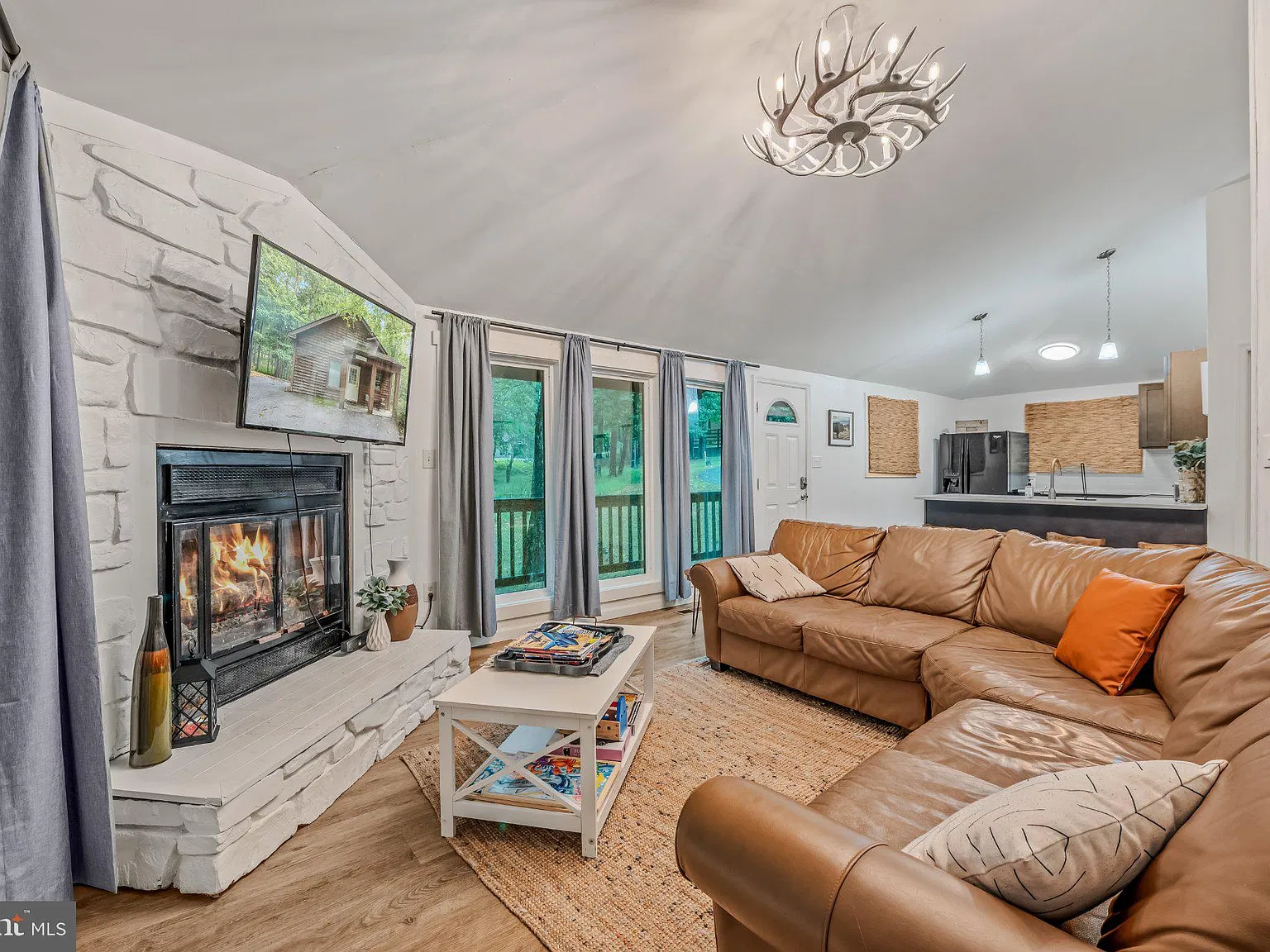 5 bed, 3.0 bath, 1600 sqft, $3,500 — Photo 4