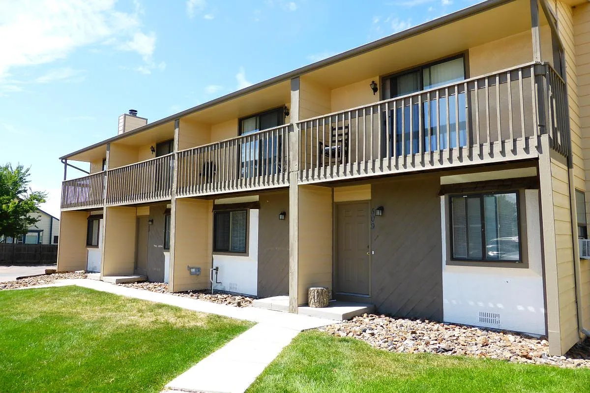 2 bed, 1.5 bath, 964 sqft, $1,325 — Photo 1