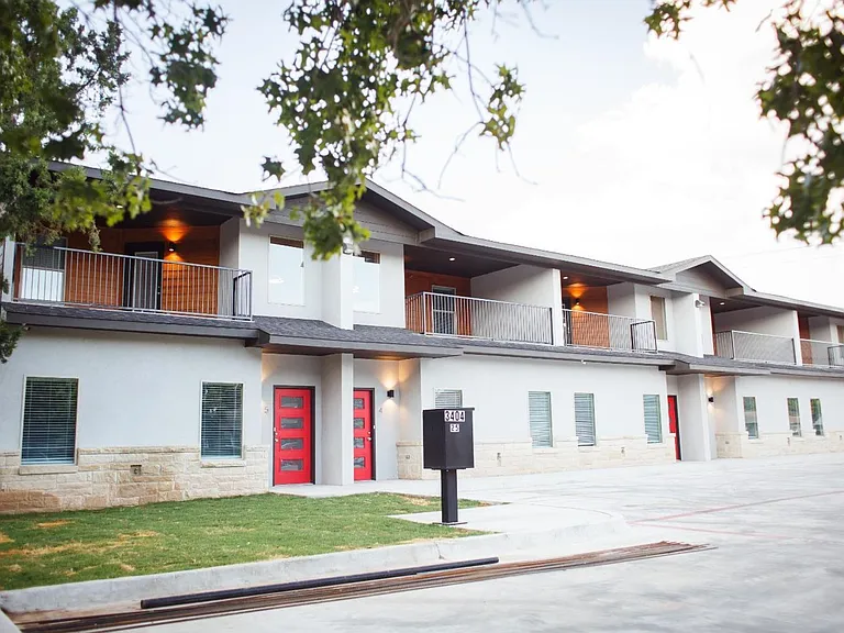 Stunning 4 Bedroom Near Tech — Photo 15