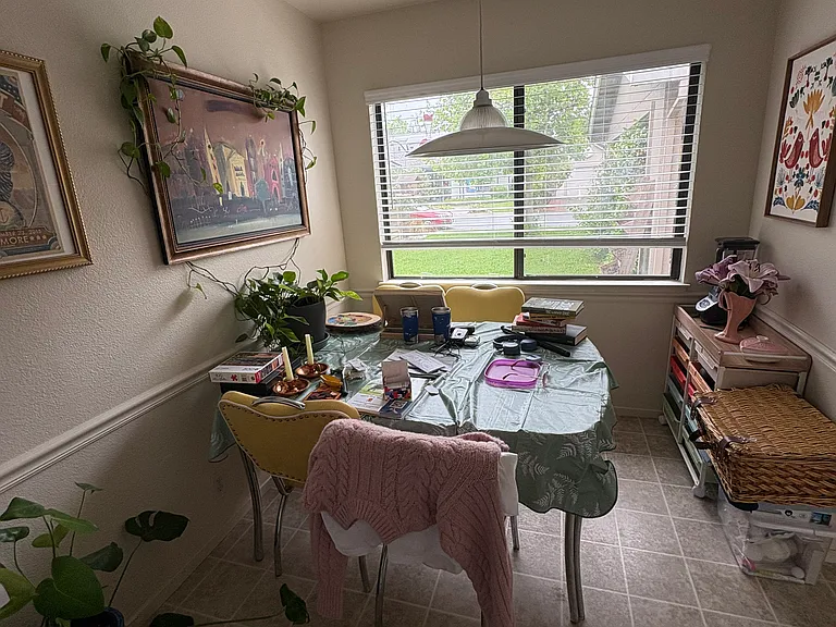 527 Flicker Ave — Photo 2