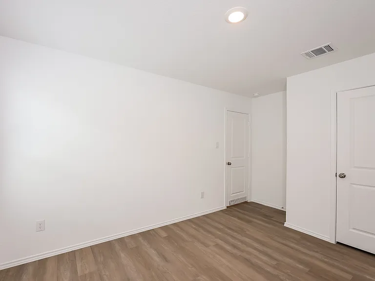 2839 Ruby Xing — Photo 13