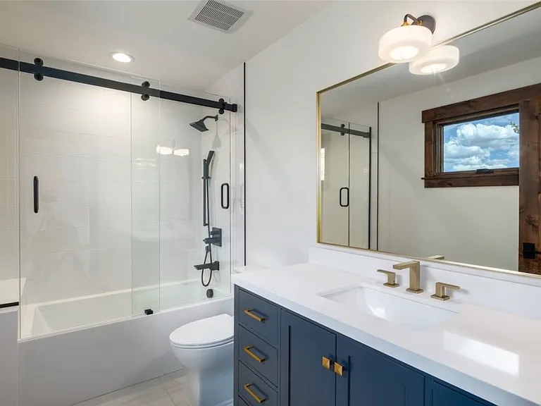 Bedroom 3 ensuite bathroom with tub