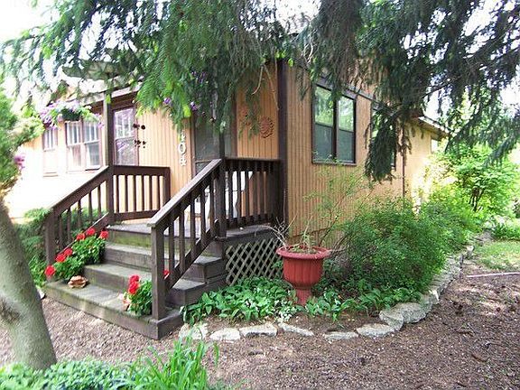 2nd image of 404 W Hawthorne Dr