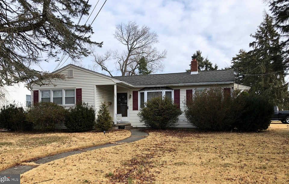 1st image of 702 Agnes Ave
