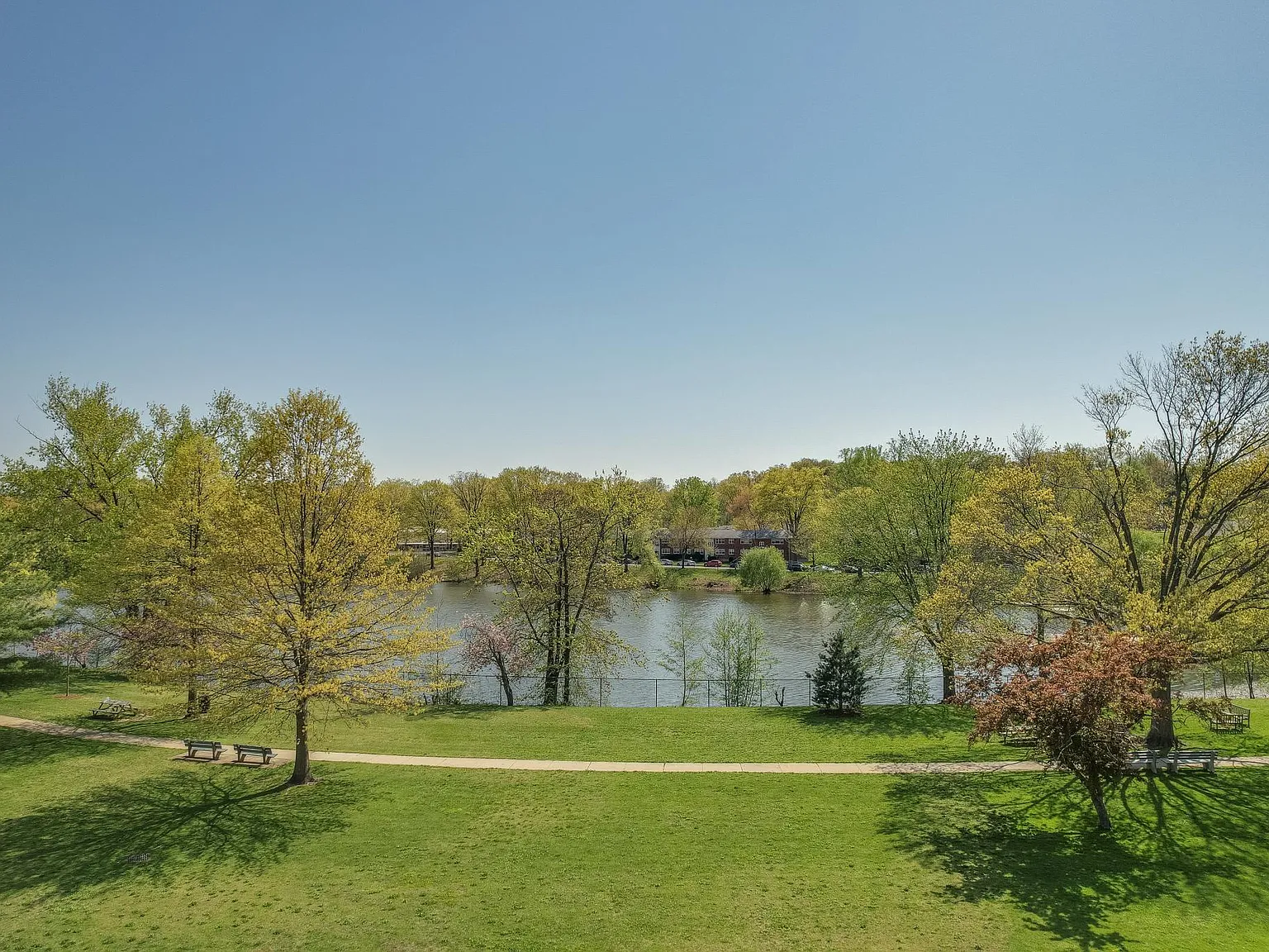 Crestwood Lake Apartments — Photo 4