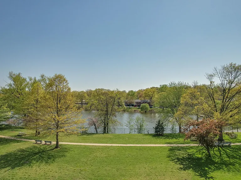 Crestwood Lake Apartments — Photo 4