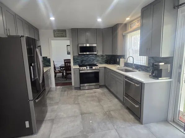 317 Woodside Dr, Hampton, VA 23669