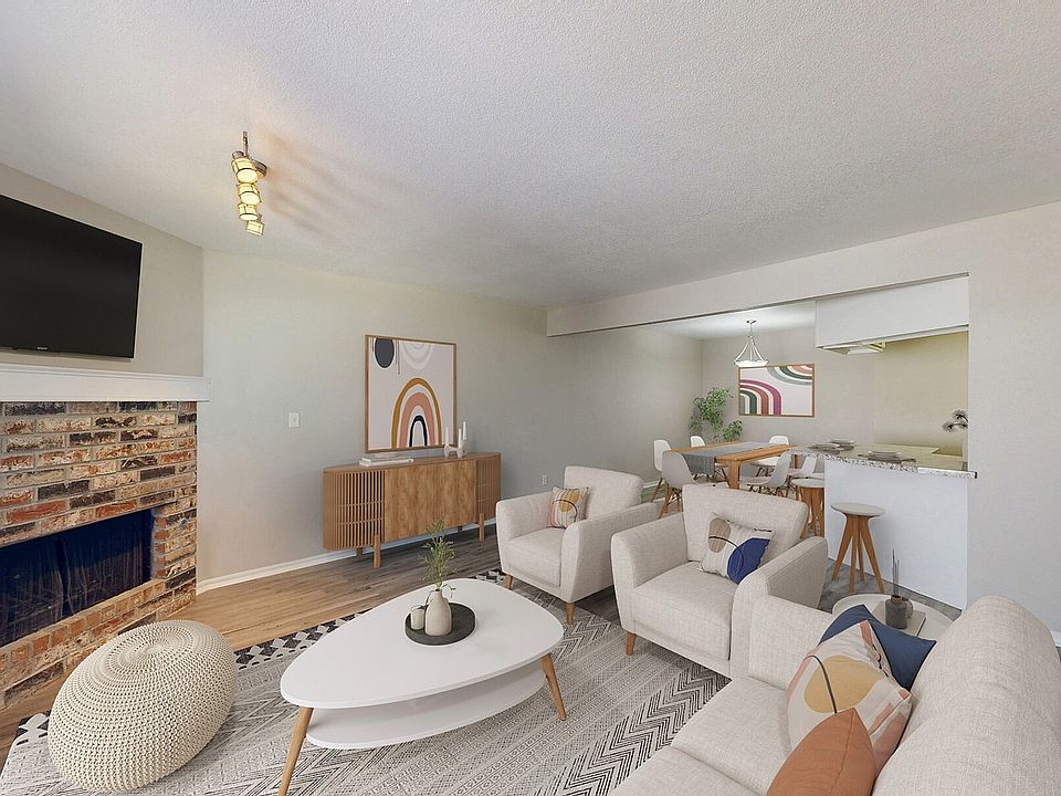 3 Bedroom Open Living Space with Cozy Fireplace