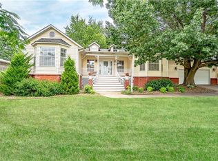 415 Oak Manor Cir, Springdale, AR 72764