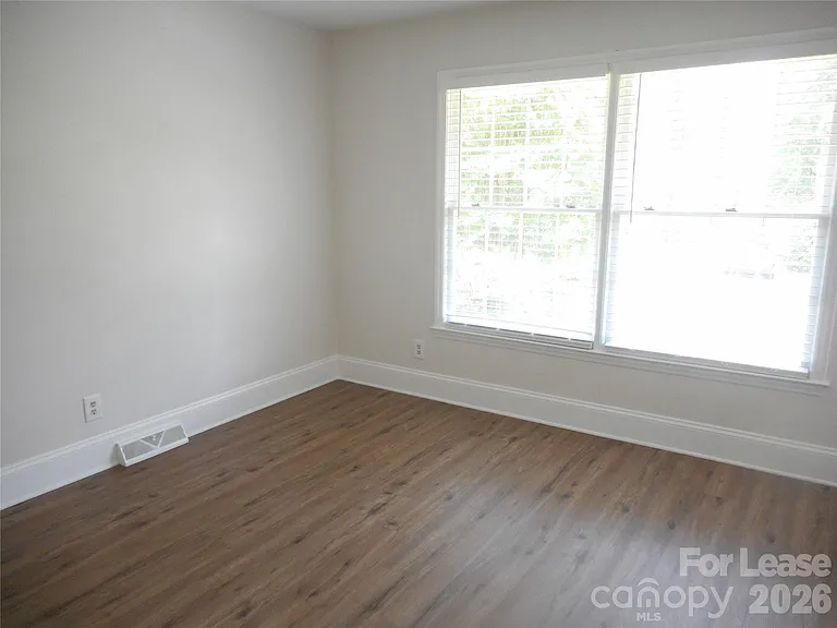 7556 Thorncliff Dr — Photo 7