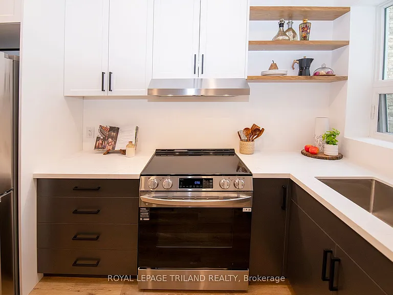425 Dundas St #202 — Photo 6