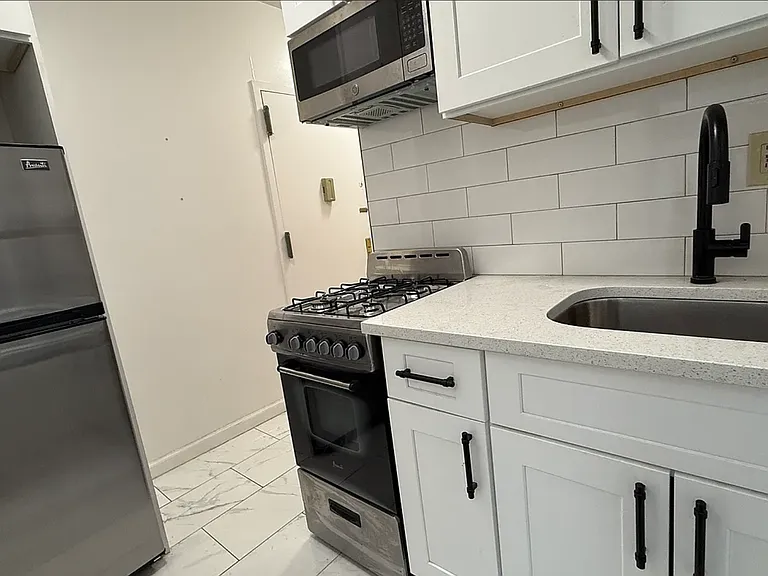 638 E 14th St #11 — Photo 1