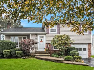 1694 Cherrywood Pl, Seaford, NY 11783