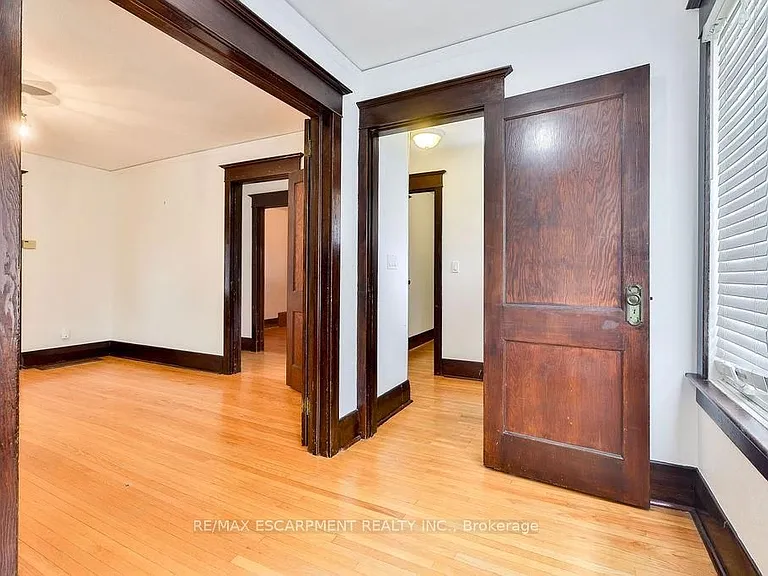 311 Queen St S — Photo 8