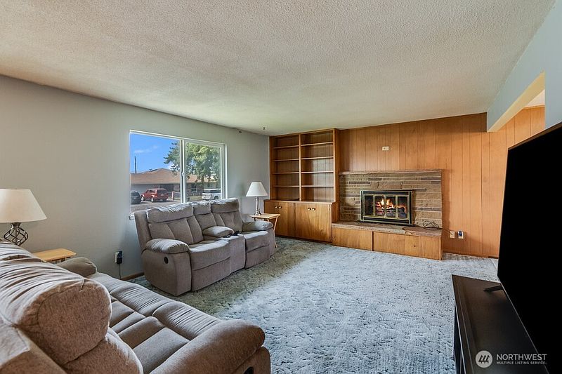 2nd image of 4012 W Deschutes Avenue