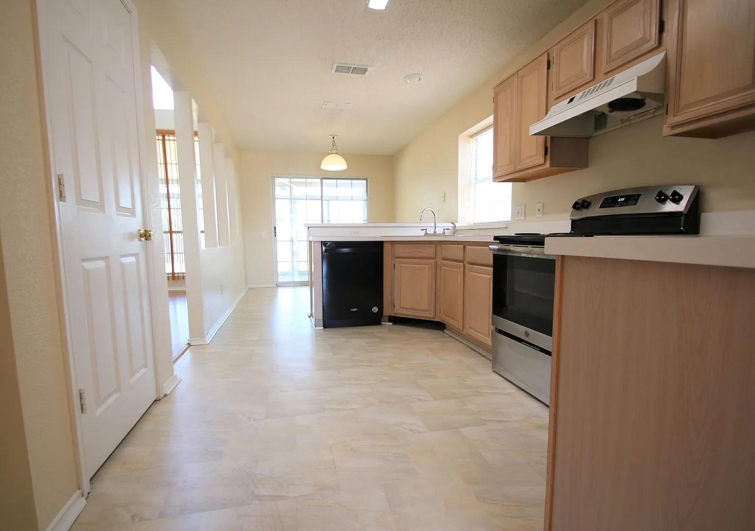 Stunning 4BR/2.5BA South Fort Worth Gem with Sun Room & 2-Car Garage! — Photo 1