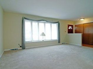 9S255 Kearney Rd, Downers Grove, IL 60516