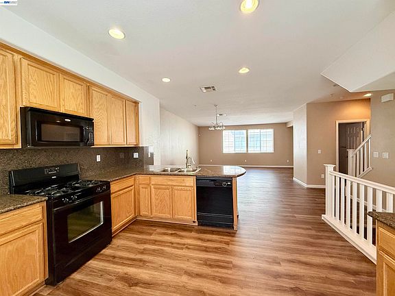 2nd image of 420 Summer Ln