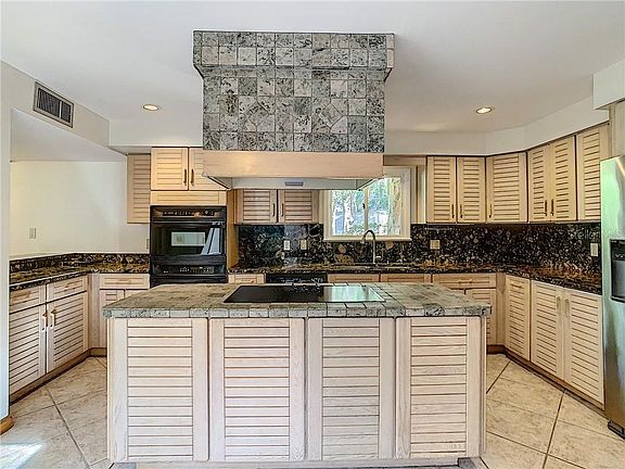3rd image of 121 Bridlewood Ln