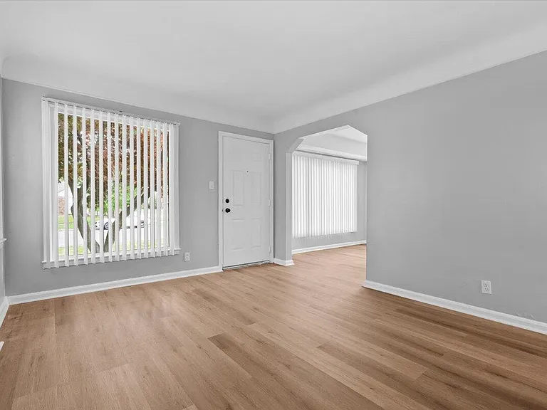 19953 Regent Dr — Photo 3