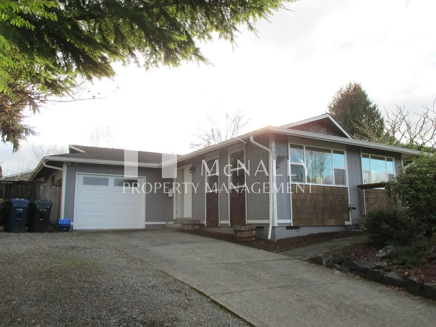 Delightful 3 Bedroom, 1 Bathroom Home in Tacoma — Photo 2
