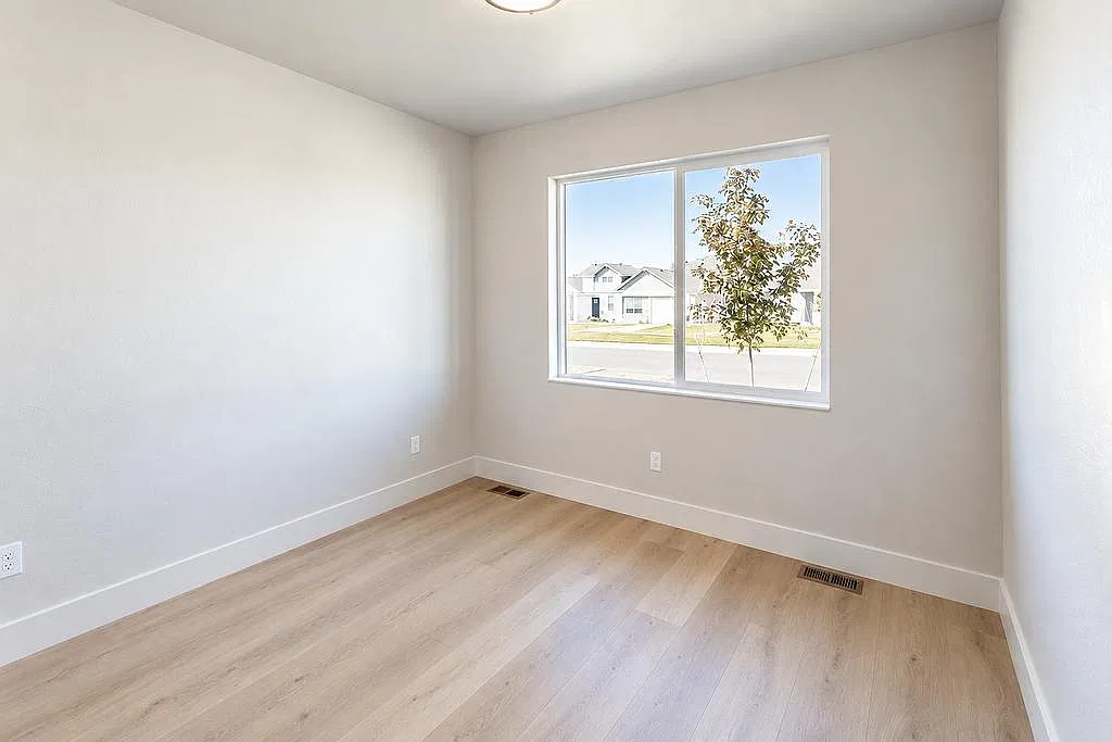 6558 Constantine — Photo 3
