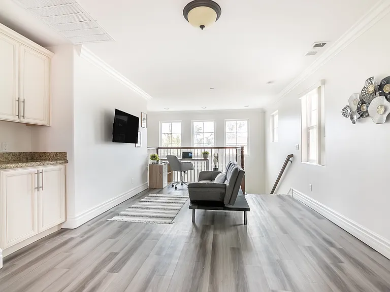 215 Alexander Ct — Photo 19