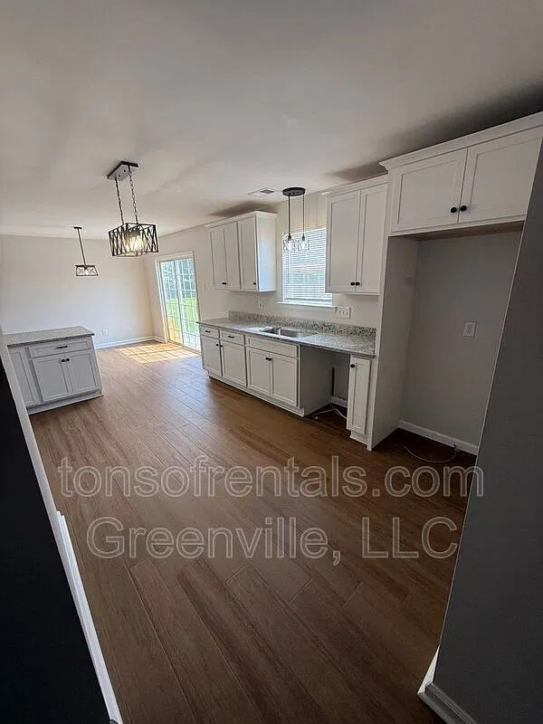 3 bed, 2.5 bath, 1914 sqft, $1,995 — Photo 4