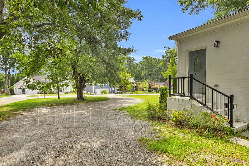 2 bed, 1.0 bath, 1100 sqft, $1,800 — Photo 2