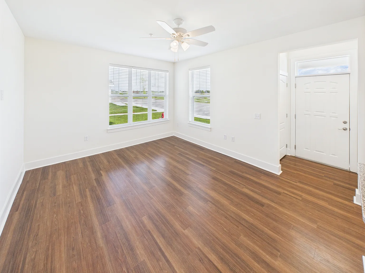 1 bed, 874 sqft, $1,989 — Photo 3