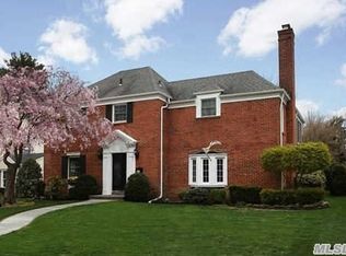 90 Huntington Rd, Garden City, NY 11530