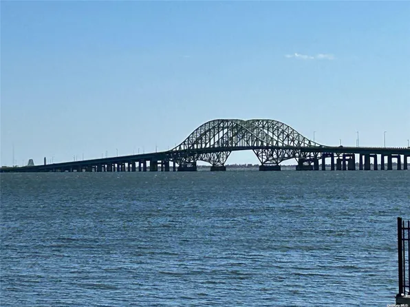 8 Shoal Drive, West Islip, NY 11795