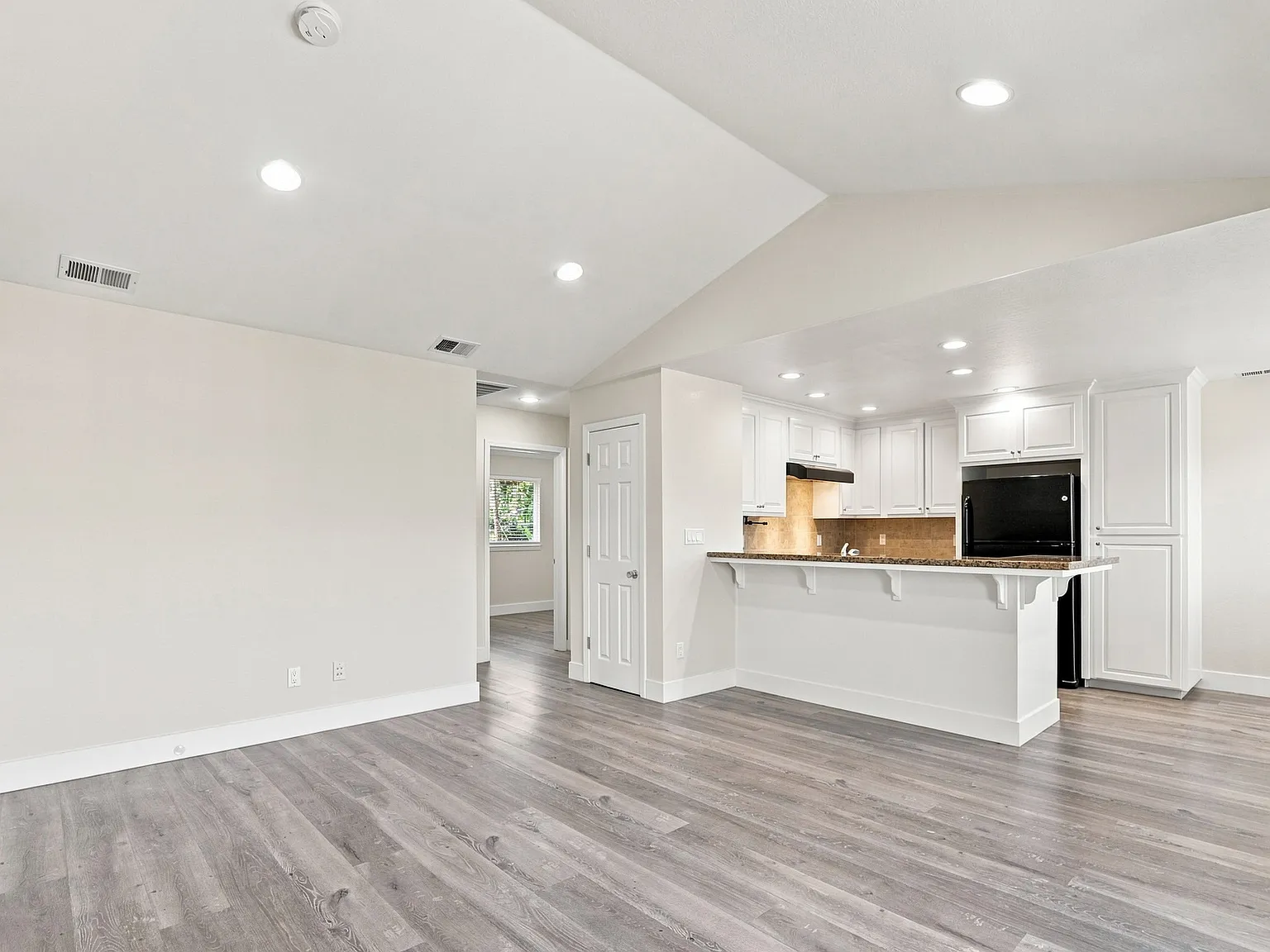 2 bed, 995 sqft, $3,250 — Photo 3