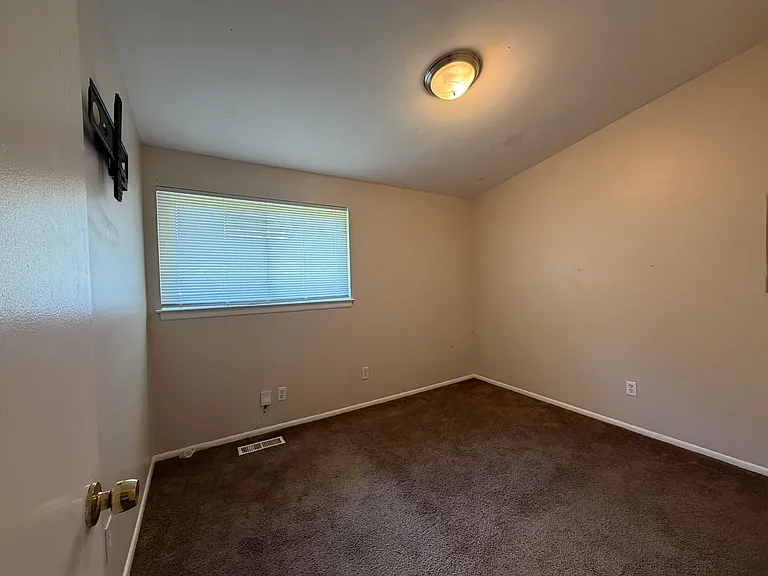 29609 Everett St — Photo 6