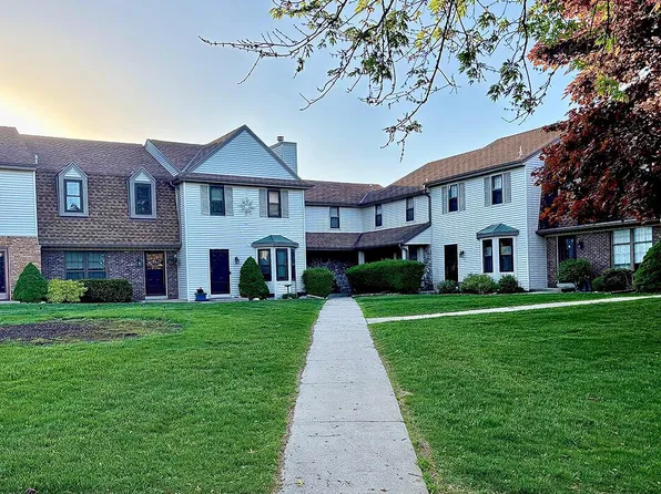 330 Willow Grove DRIVE #E, Pewaukee, WI 53072