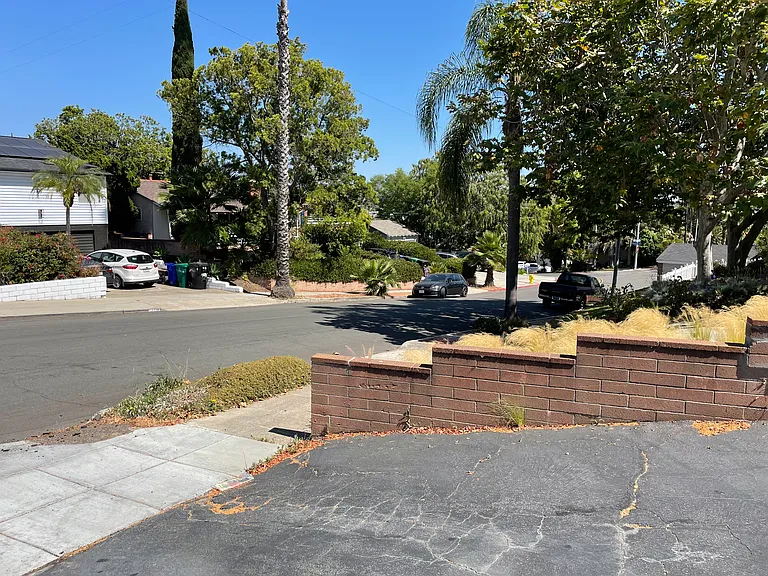 Aragon Dr — Photo 36