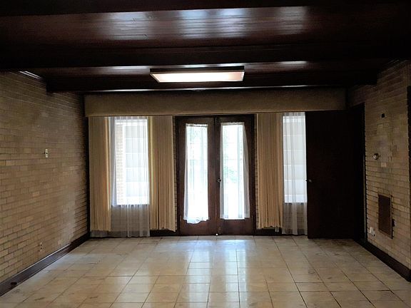 5th image of 1104 W Lindsey St