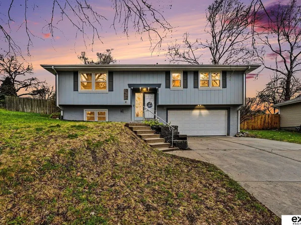 3002 Cottonwood Ln, Omaha, NE 68134