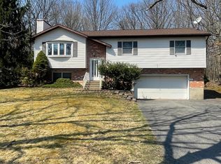 7 Pointe St, Mount Pocono, PA 18344