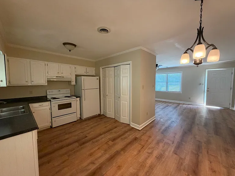 565 Cedarvilla Dr — Photo 7